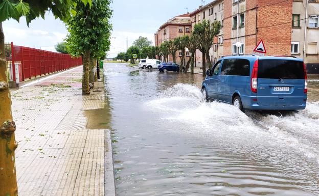 VÍDEO | Un río de agua y granizo por Santo Domingo