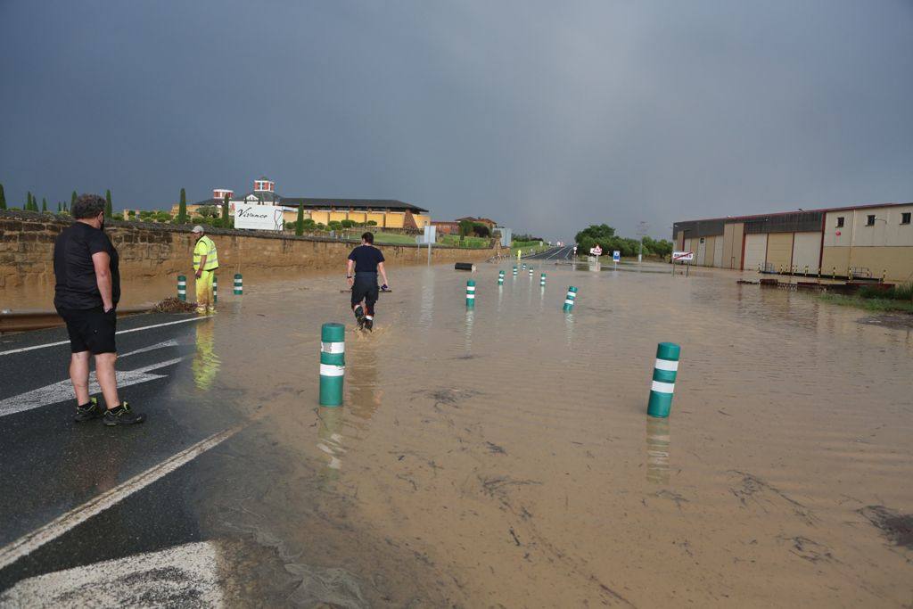 Fotos: La tormenta corta la N-232 en Briones