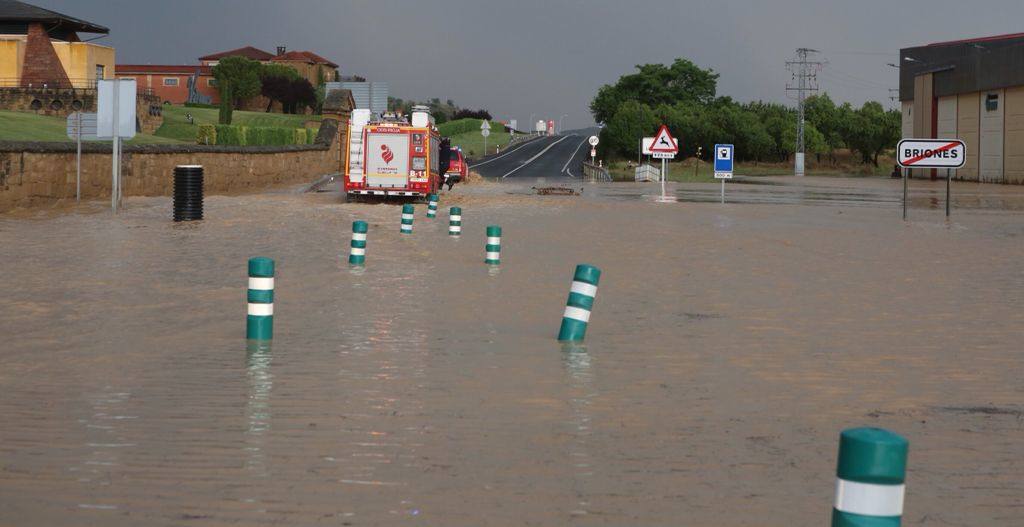 Fotos: La tormenta corta la N-232 en Briones