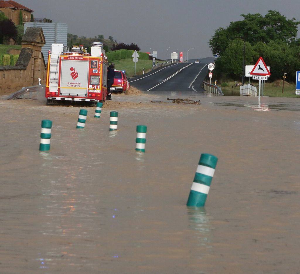 Fotos: La tormenta corta la N-232 en Briones