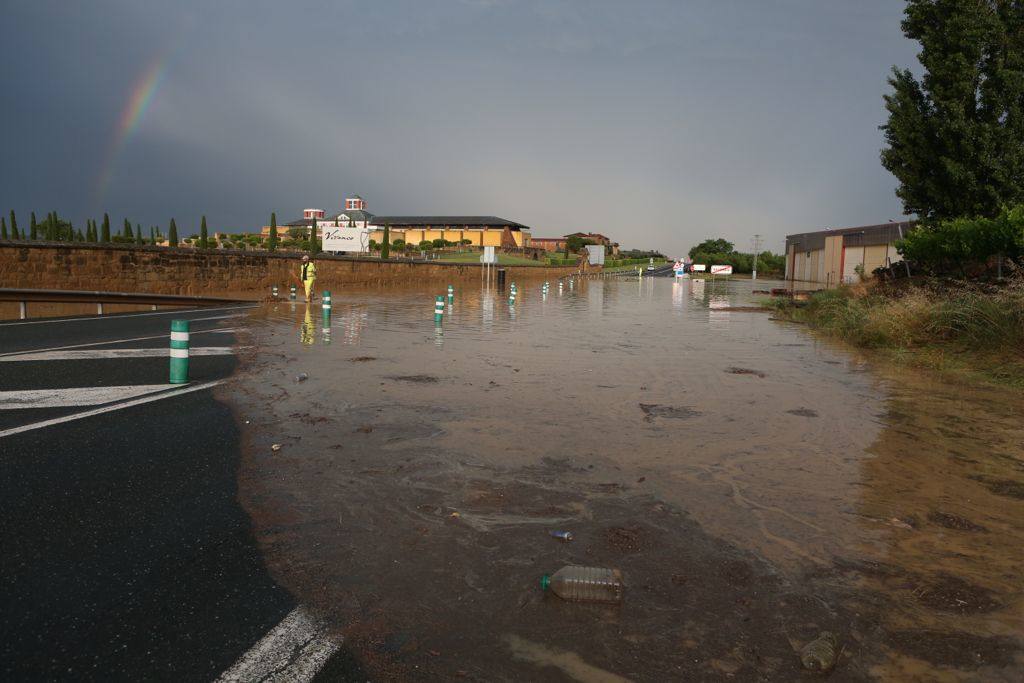 Fotos: La tormenta corta la N-232 en Briones