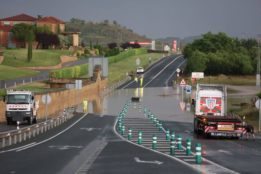 Fotos: La tormenta corta la N-232 en Briones