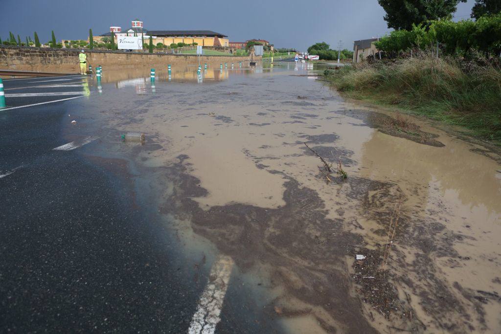 Fotos: La tormenta corta la N-232 en Briones