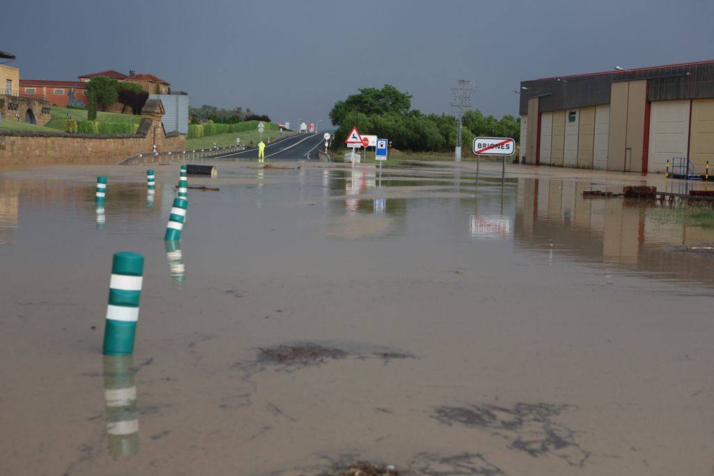 Fotos: La tormenta corta la N-232 en Briones