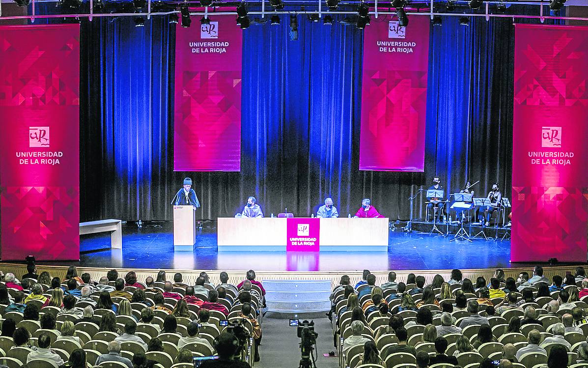 Celebración de los premios extraordinarios al final del acto, presidido por el rector.