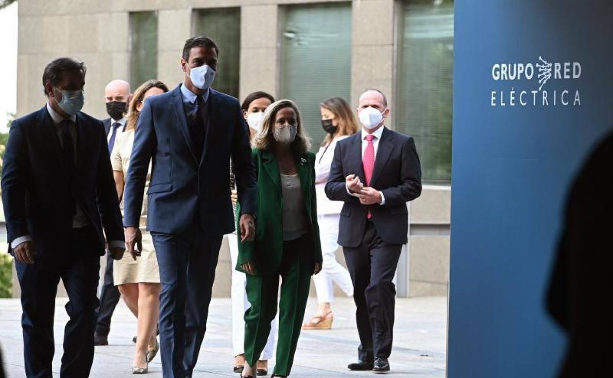 El presidente, Pedro Sánchez, y la ministra de Economía, Nadia Calviño, ayer en Madrid. 