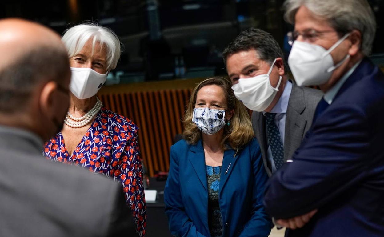 Nadia Calviño departe con los asistentes este jueves a la reunión del Eurogrupo.