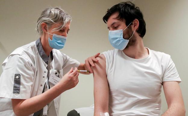 Una sanitaria y un voluntario, durante los ensayos de CureVac.