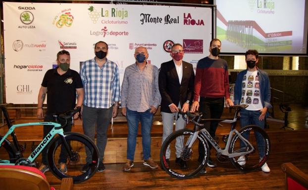 Los organizadores de la carrera 'Cicloturista Rioja' posan junto al concejal de Deportes, ayer, en Cenicero. 