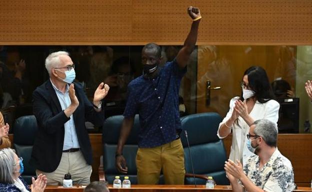 Serigne Mbaye levanta el puño entre los aplausos de los diputados de la izquierda. 