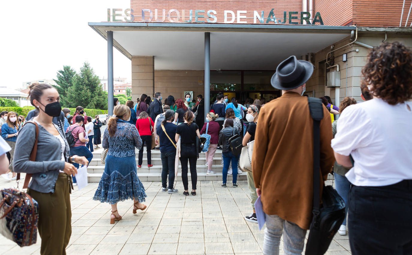 Un grupo de opositores accediendo al IES Duques de Nájera