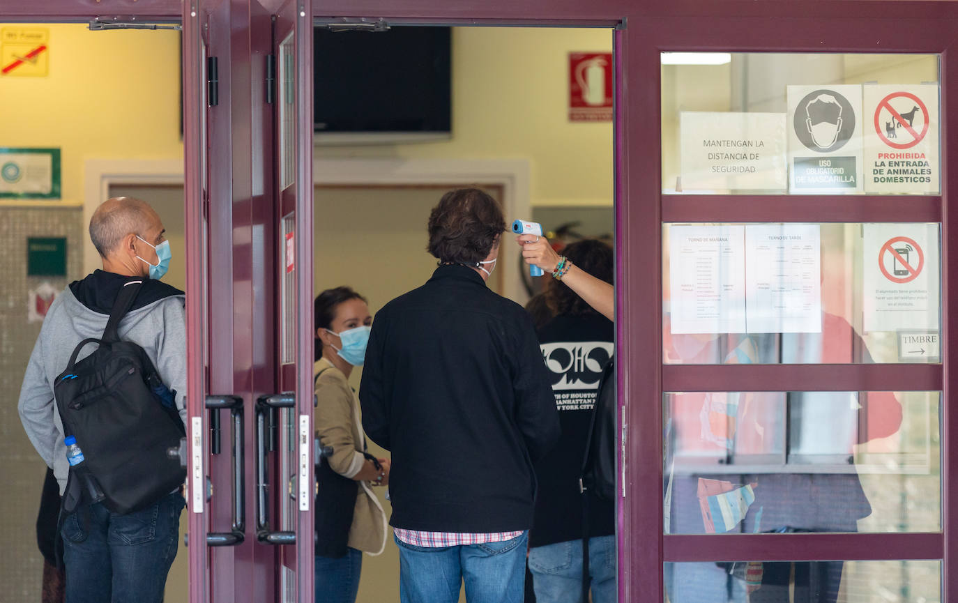 Un grupo de opositores accediendo al IES Duques de Nájera