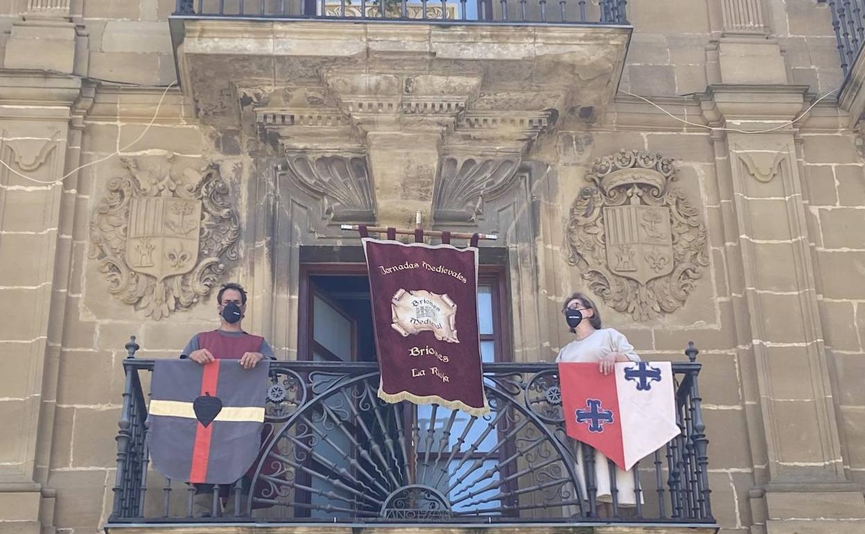 Briones recuerda con banderas que este fin de semana hubiera celebrado las Jornadas Medievales. 