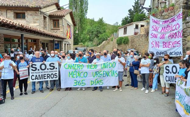 Alcaldes cameranos y otros cargos políticos sostienen pancartas durante la concentración en San Román. 