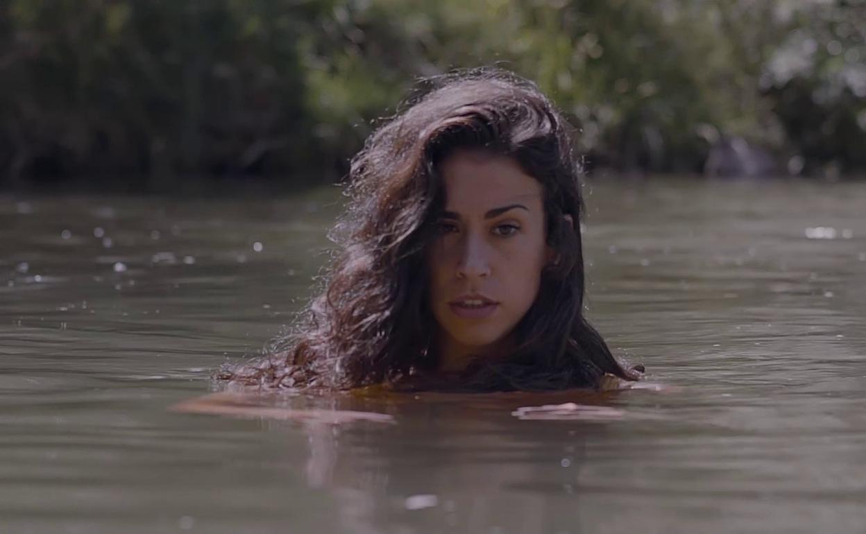 La bailarina logroñesa Alba de Miguel, durante una obra de videodanza. 