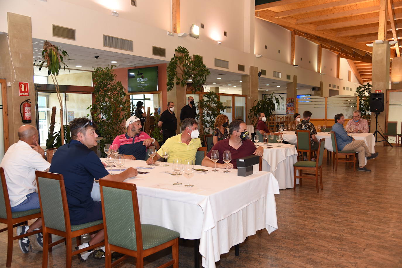 Tras la jornada de juego, los participantes en el torneo Bodegas Ontañón de la Liga de Golf y Vino disfrutaron de los vinos de la bodega en El Campo de Logroño.