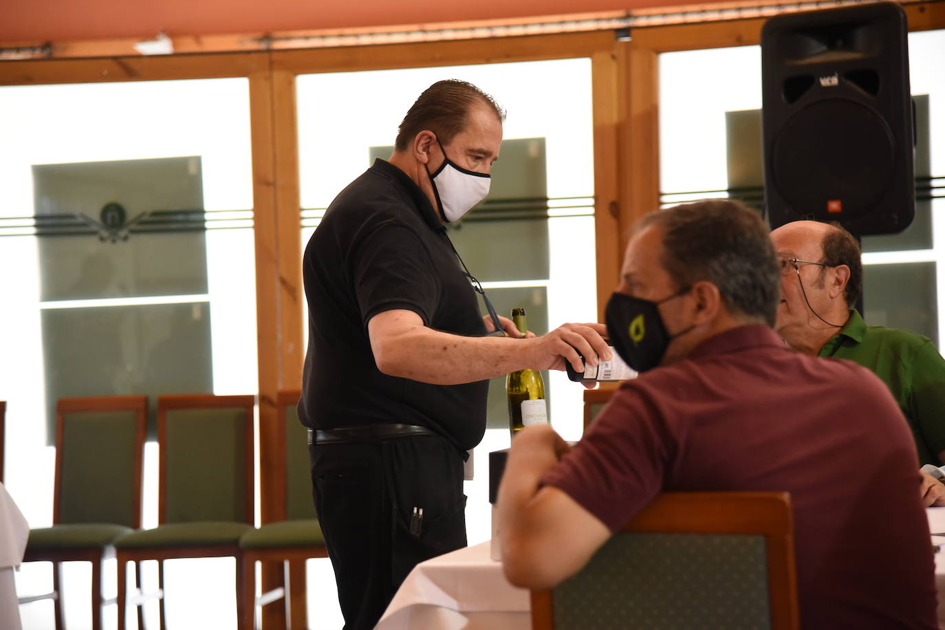 Tras la jornada de juego, los participantes en el torneo Bodegas Ontañón de la Liga de Golf y Vino disfrutaron de los vinos de la bodega en El Campo de Logroño.