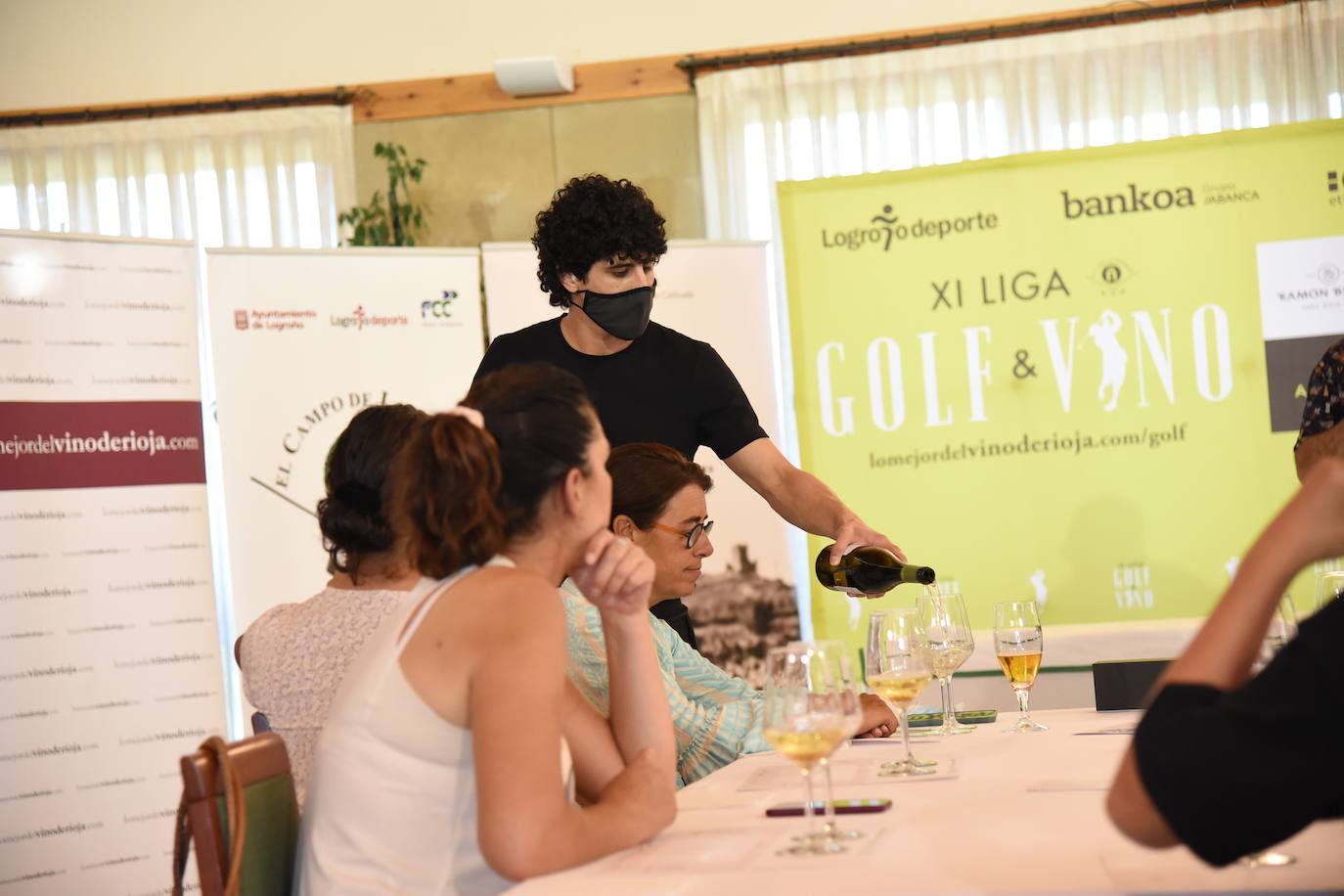 Tras la jornada de juego, los participantes en el torneo Bodegas Ontañón de la Liga de Golf y Vino disfrutaron de los vinos de la bodega en El Campo de Logroño.