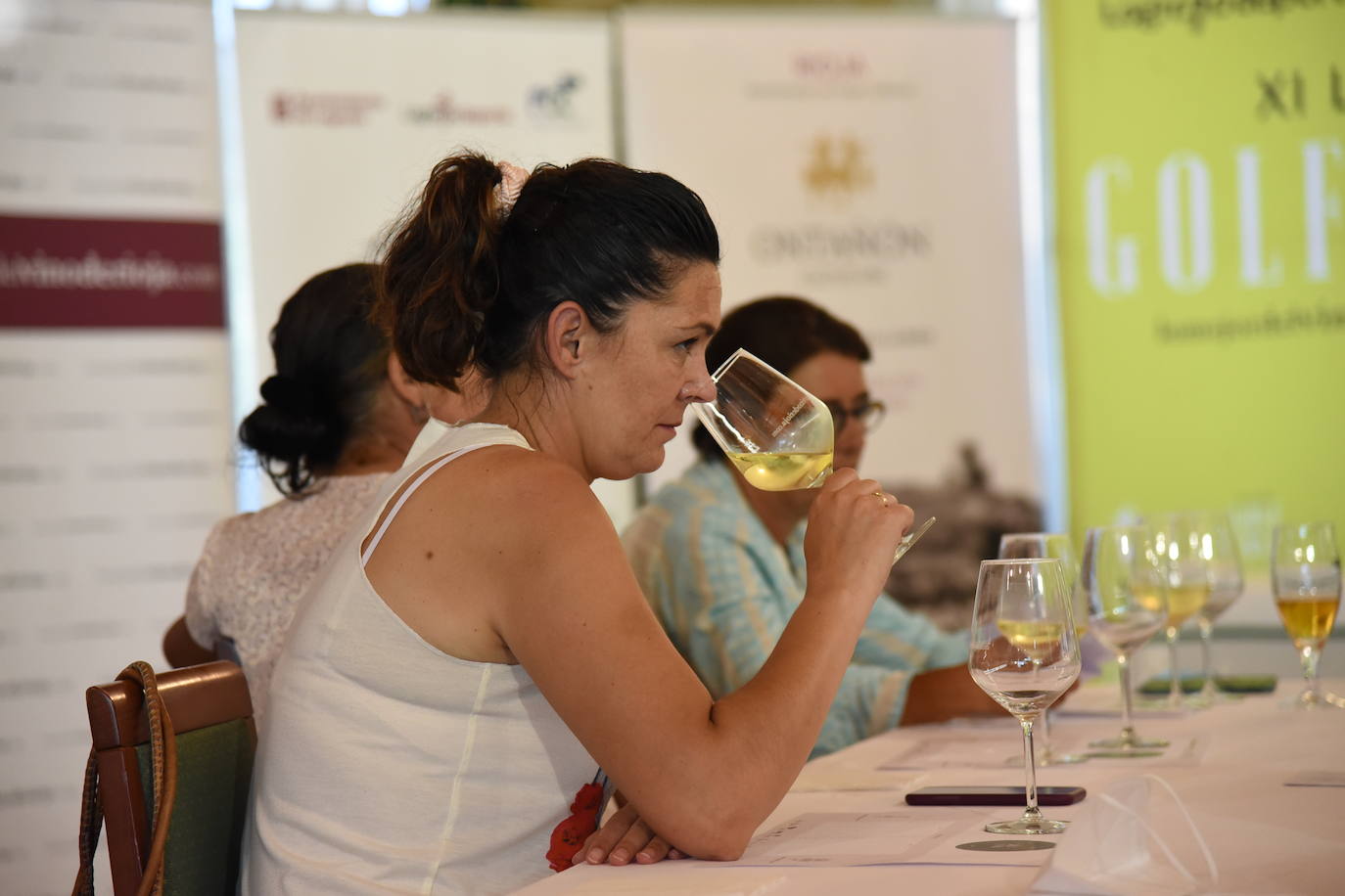 Tras la jornada de juego, los participantes en el torneo Bodegas Ontañón de la Liga de Golf y Vino disfrutaron de los vinos de la bodega en El Campo de Logroño.