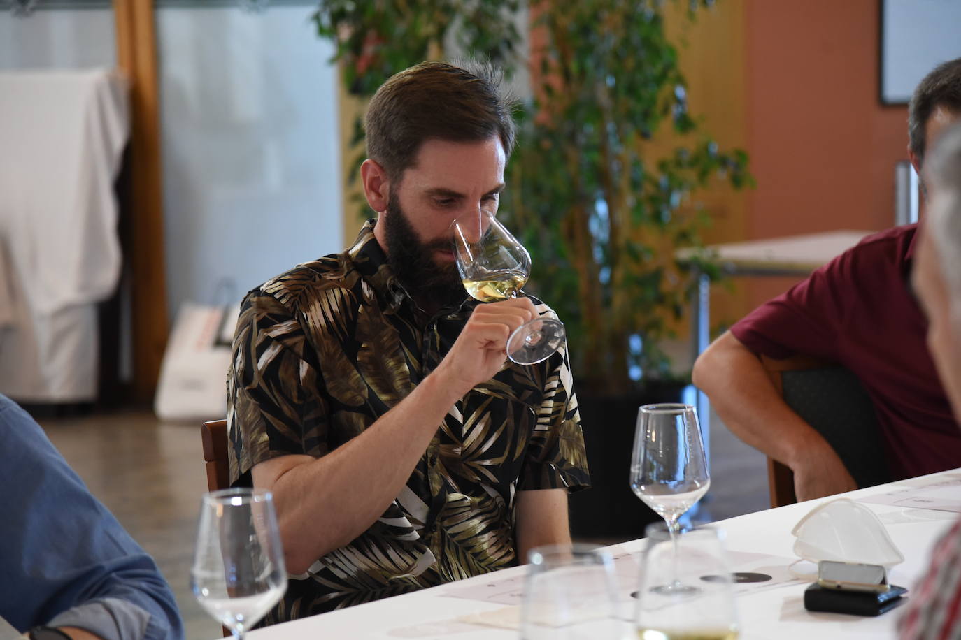 Tras la jornada de juego, los participantes en el torneo Bodegas Ontañón de la Liga de Golf y Vino disfrutaron de los vinos de la bodega en El Campo de Logroño.