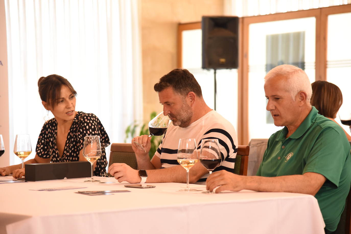 Tras la jornada de juego, los participantes en el torneo Bodegas Ontañón de la Liga de Golf y Vino disfrutaron de los vinos de la bodega en El Campo de Logroño.