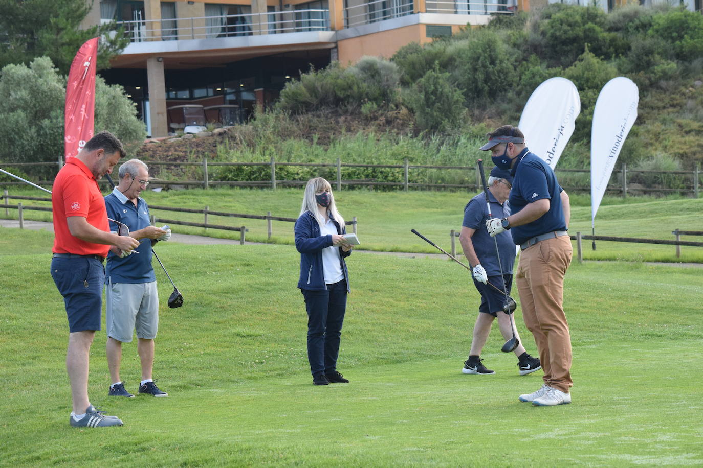 Los participantes en el torneo Bodegas Ontañón de la Liga de Golf y Vino disfrutaron de un gran día de golf en El Campo de Logroño.