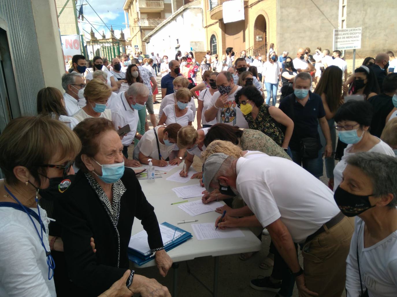 Más de 700 personas de la zona básica de Salud de Murillo de Río Leza se manifestaron en contra de las medidas previstas por Salud. 