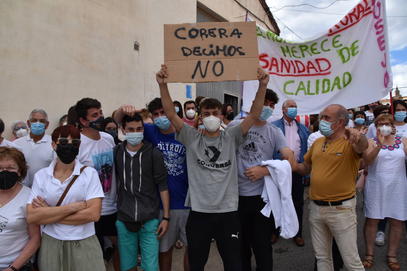 Más de 700 personas de la zona básica de Salud de Murillo de Río Leza se manifestaron en contra de las medidas previstas por Salud. 