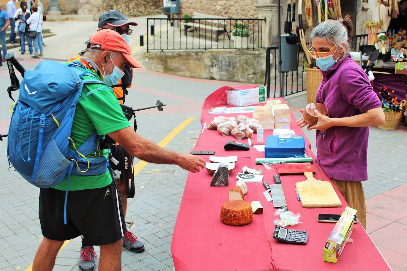 Una decena de puestos de «productos ecológicos, de autor y de comercio local», como quesos, vinos, juguetes artesanos, libros, productos de El Colletero, ilustraciones y complementos dieron vida ayer al municipio, muy frecuentado por senderistas y montañeros