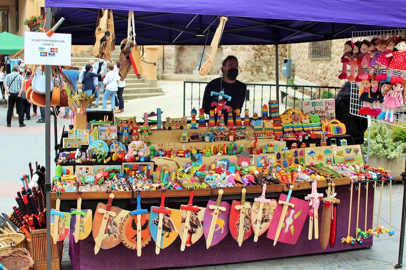 Una decena de puestos de «productos ecológicos, de autor y de comercio local», como quesos, vinos, juguetes artesanos, libros, productos de El Colletero, ilustraciones y complementos dieron vida ayer al municipio, muy frecuentado por senderistas y montañeros