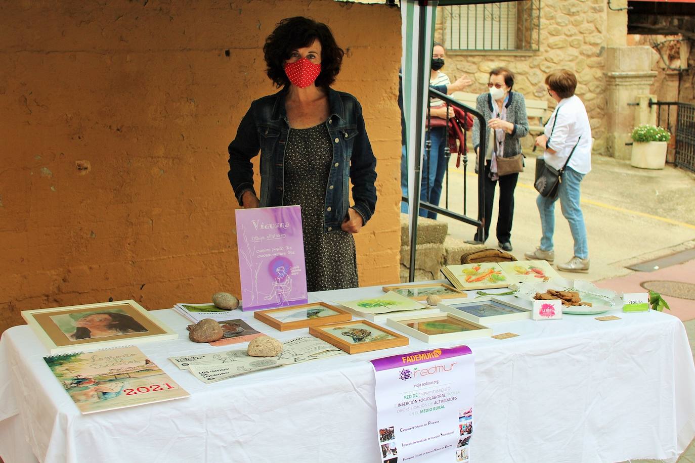 Una decena de puestos de «productos ecológicos, de autor y de comercio local», como quesos, vinos, juguetes artesanos, libros, productos de El Colletero, ilustraciones y complementos dieron vida ayer al municipio, muy frecuentado por senderistas y montañeros