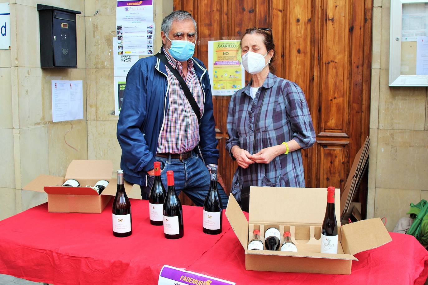 Una decena de puestos de «productos ecológicos, de autor y de comercio local», como quesos, vinos, juguetes artesanos, libros, productos de El Colletero, ilustraciones y complementos dieron vida ayer al municipio, muy frecuentado por senderistas y montañeros