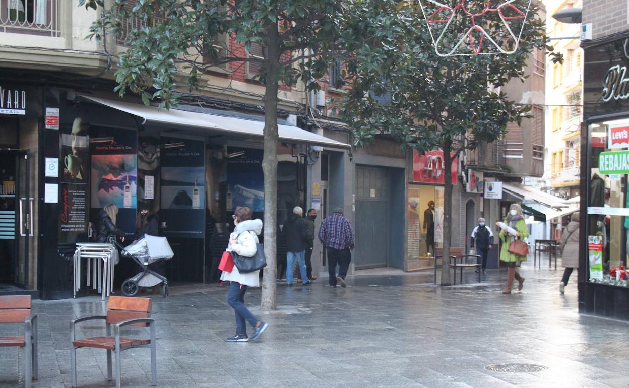 Vecinos de Arnedo pasean por sus calles.