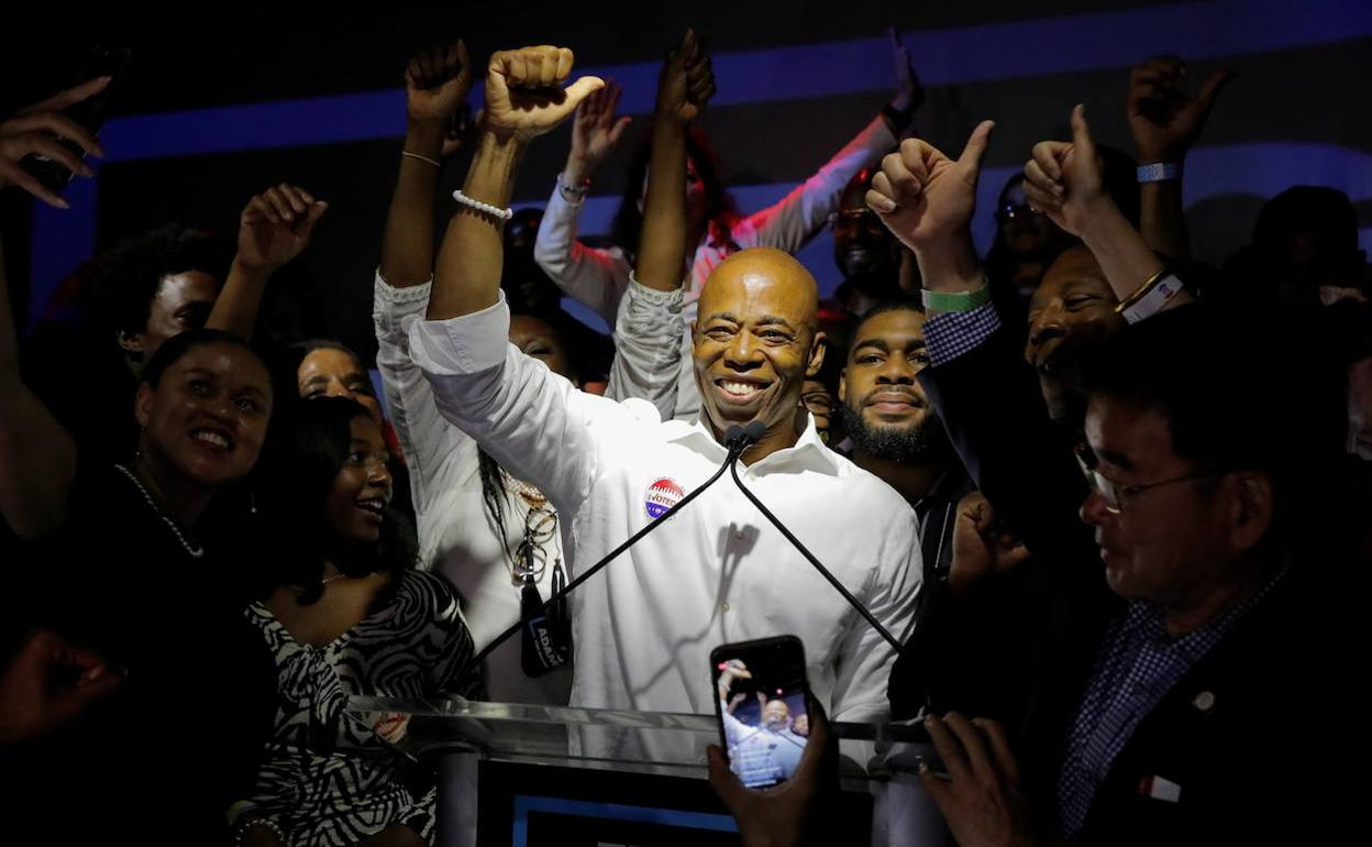 El expolicía Eric Adams celebra el resultado obtenido en las primarias demócratas de la ciudad de Nueva York. 