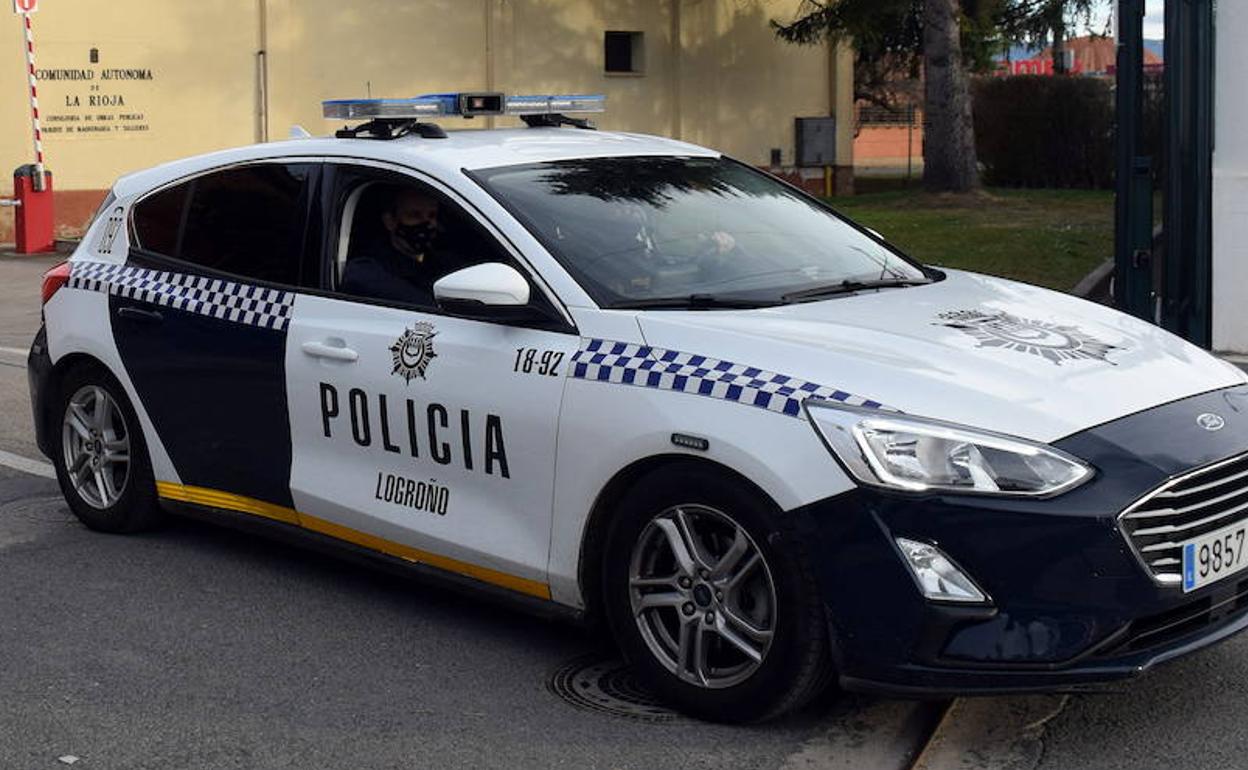 Agrede a su pareja en la calle y a los cuatro policías que acudieron a socorrerla