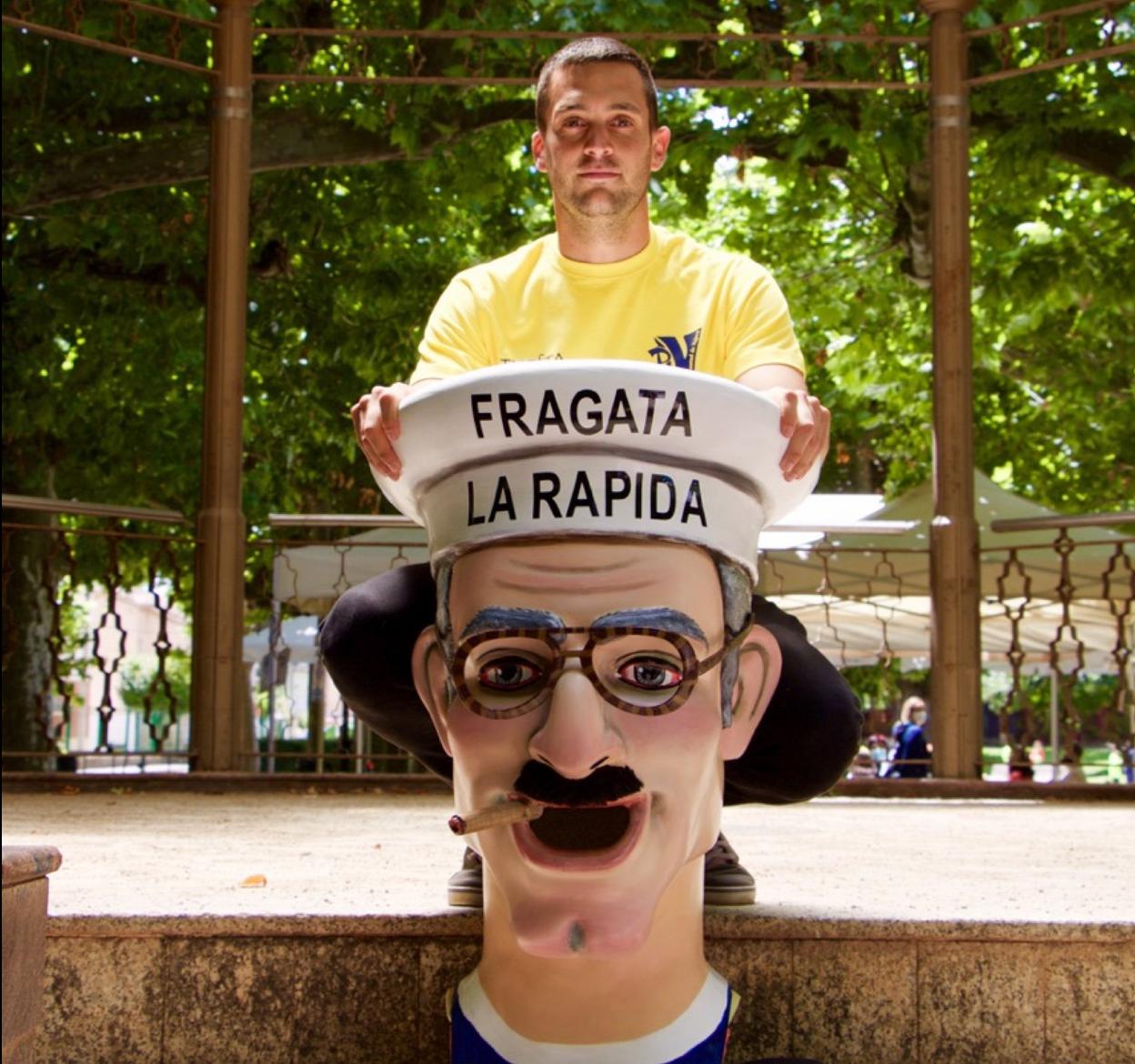 El presidente de la Peña Juventud de Nájera, Francisco Peña León, junto al sanjuanero 'Morgón'. 