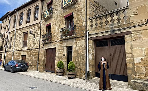 Una mujer, en la calle Cerca del Toro. 