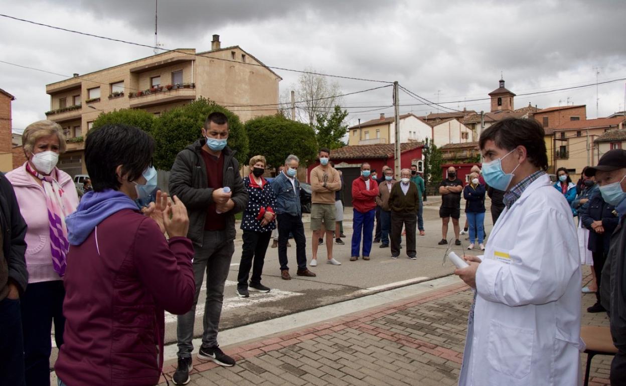 Beatriz, una vecina de Cordovín, expone al médico de la localidad su parecer respecto a la nueva organización sanitaria. 