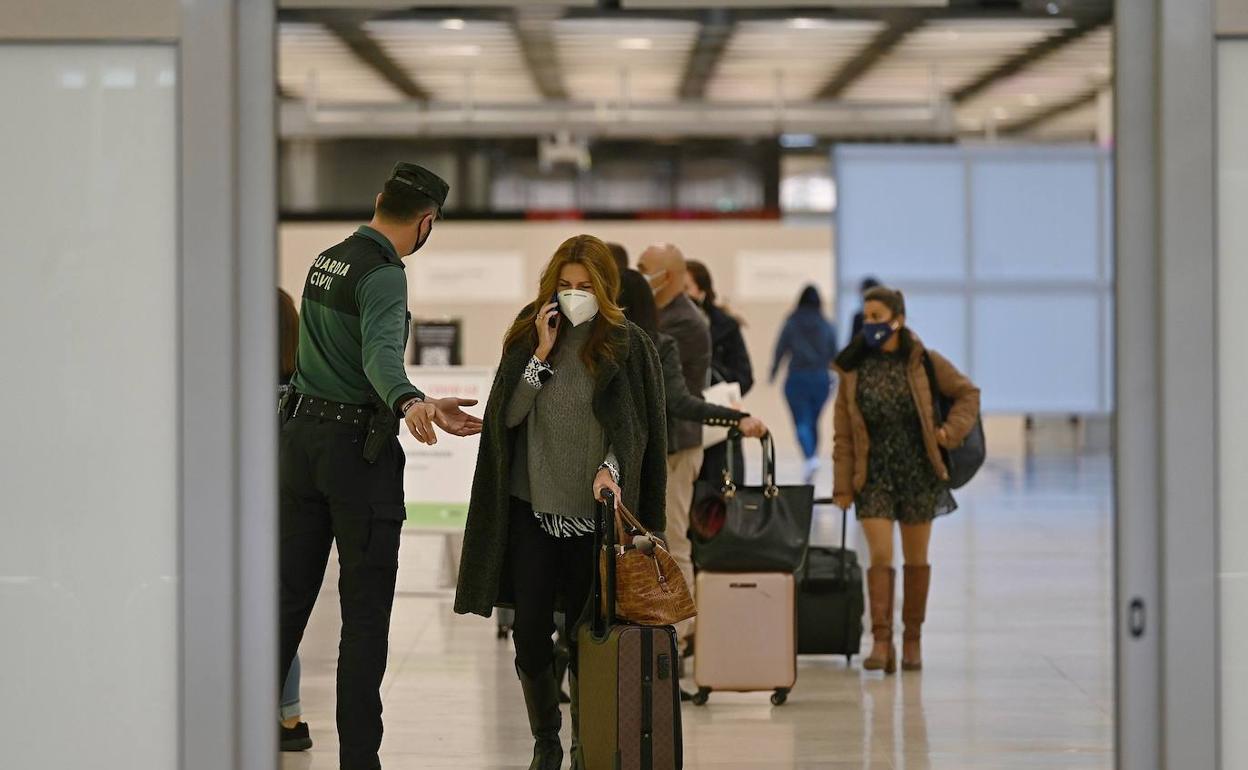 Controles en el aeropuerto de Barajas.