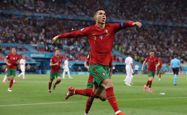 Cristiano Ronaldo celebra uno de sus dos goles ante Francia. 