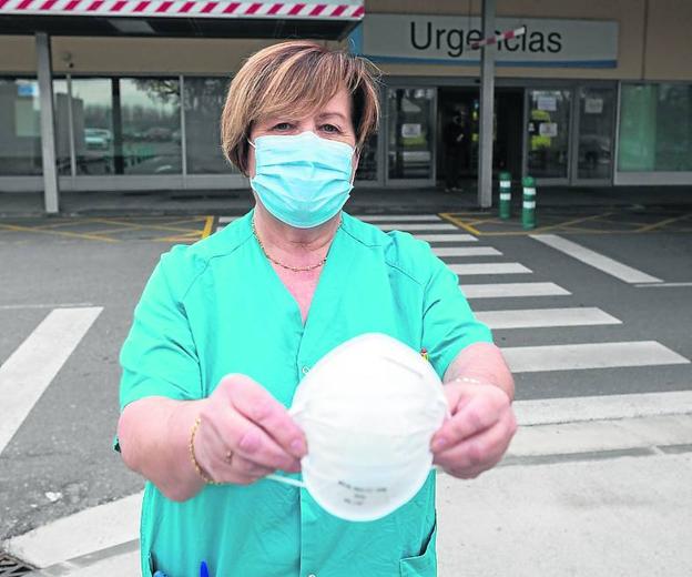 Mostrando una mascarilla para un reportaje de este periódico. 