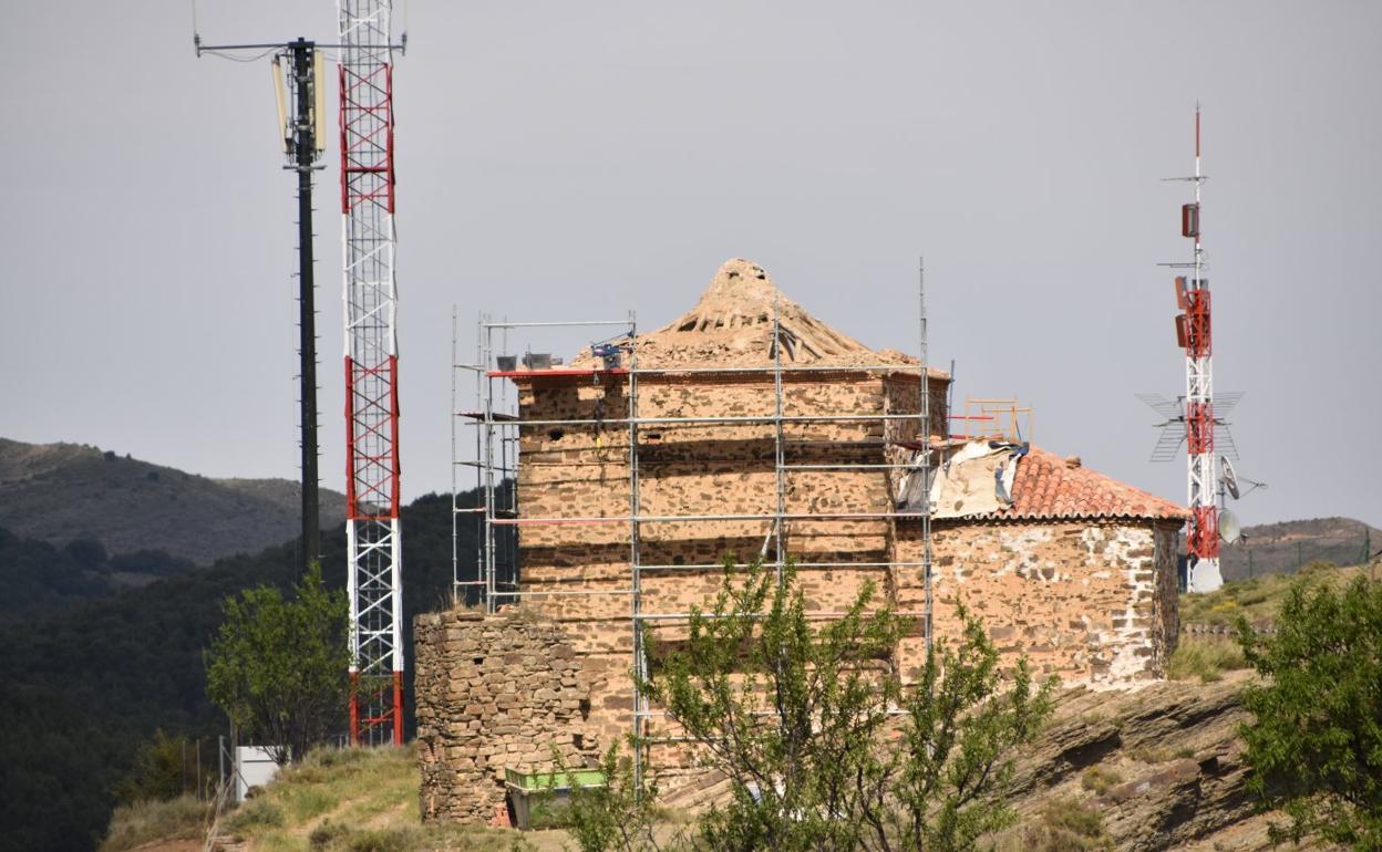 Obras de mejora de la cubierta de la ermita de Santa Ana, en Igea. 