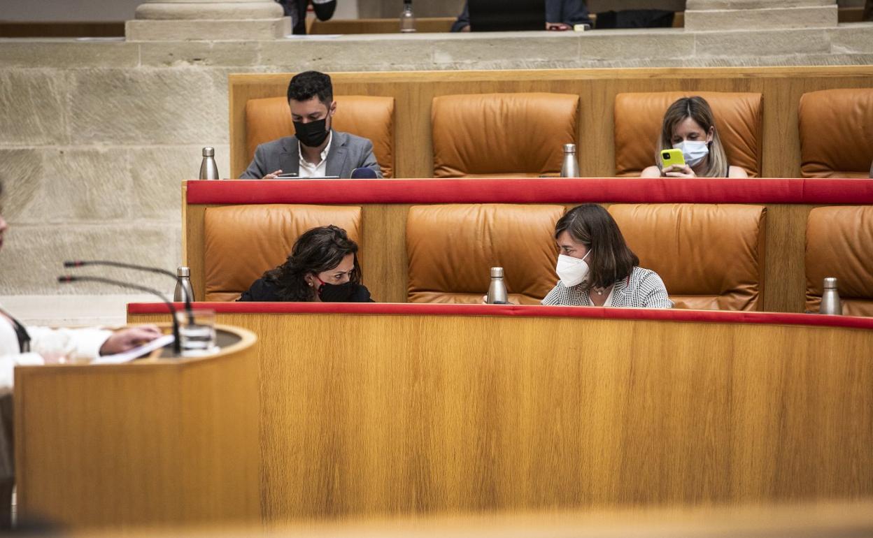 Andreu (a la izquierda) y Alba, en el último pleno del Parlamento. 