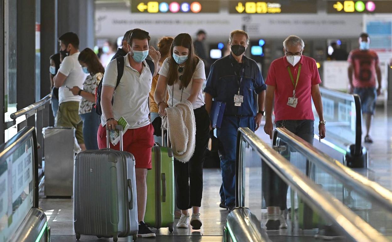 Pasajeros en el aeropuerto de Barajas. 