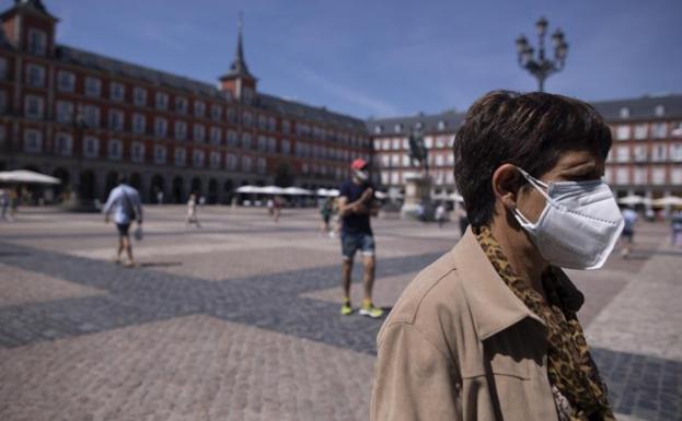 Una mujer con mascarilla en la Plaza Mayor, en Madrid 