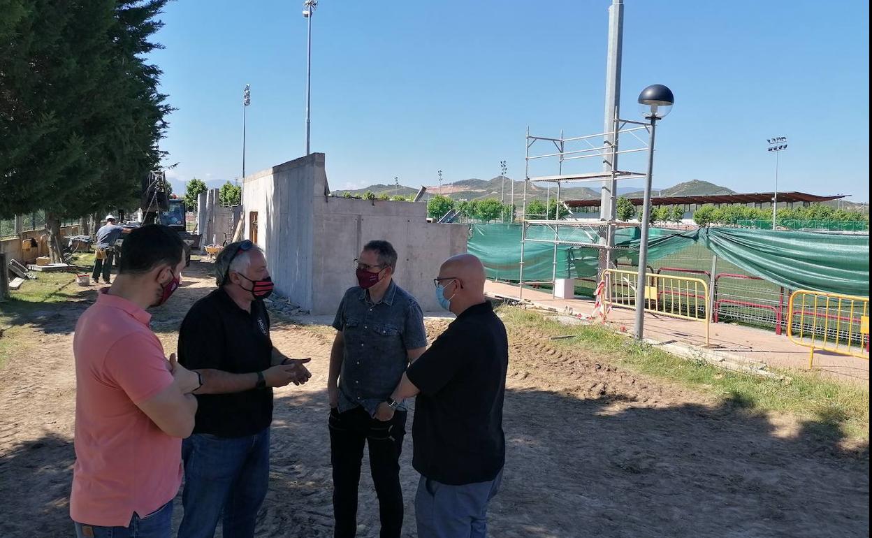 Antoñanzas ha visitado este viernes Pradoviejo. Al fondo, la grada del campo de rugby. 