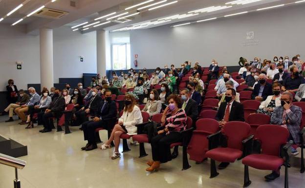 Premiados y sus familiares, durante el acto de entrega de premios. 