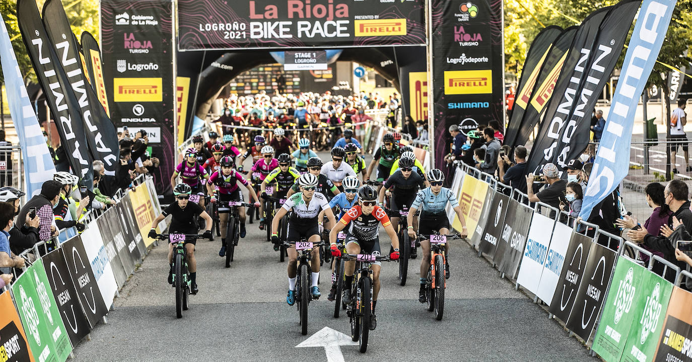 Fotos: Así ha sido la salida de la primera etapa de La Rioja Bike Race