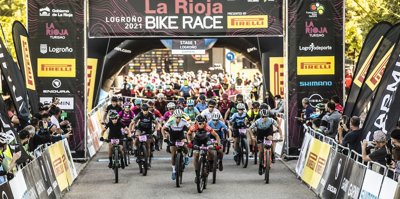 Fotos: Así ha sido la salida de la primera etapa de La Rioja Bike Race