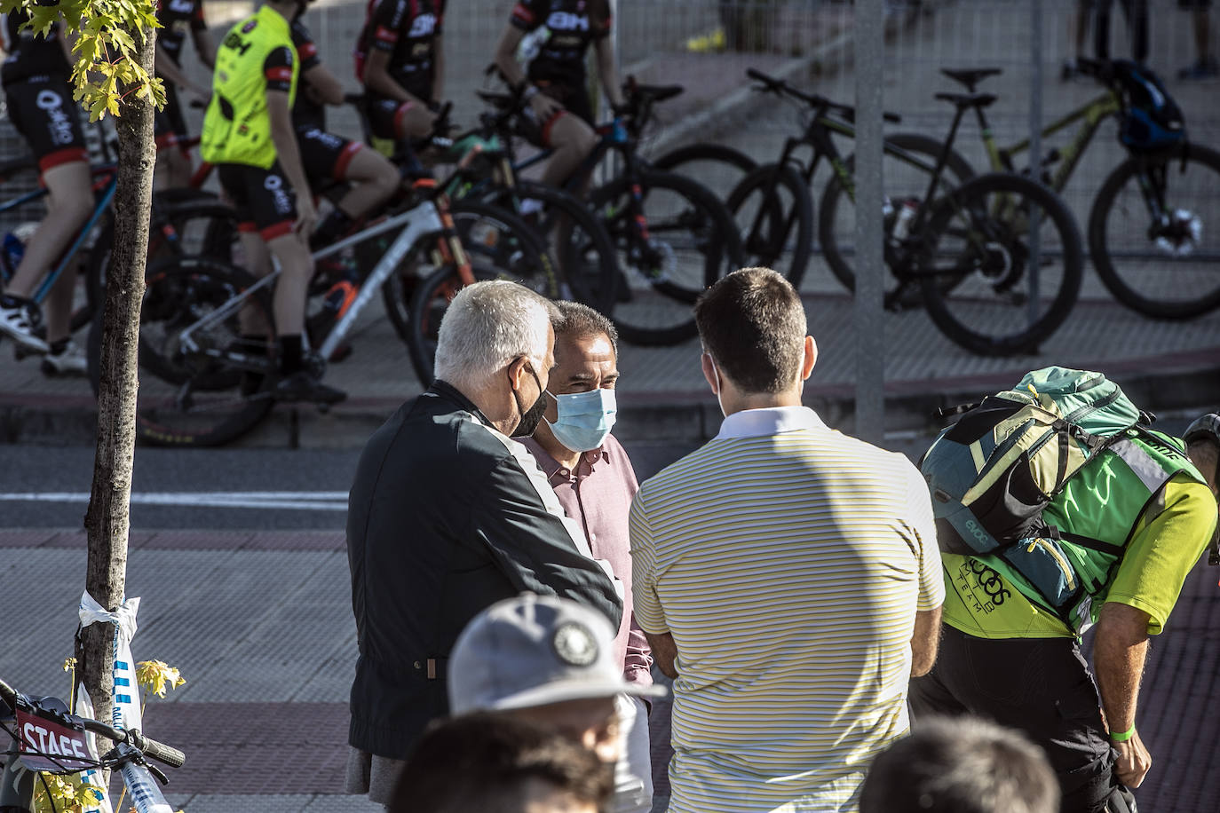 Fotos: Así ha sido la salida de la primera etapa de La Rioja Bike Race